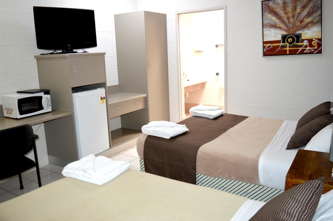Mid City Motor Inn Гладстон Экстерьер фото